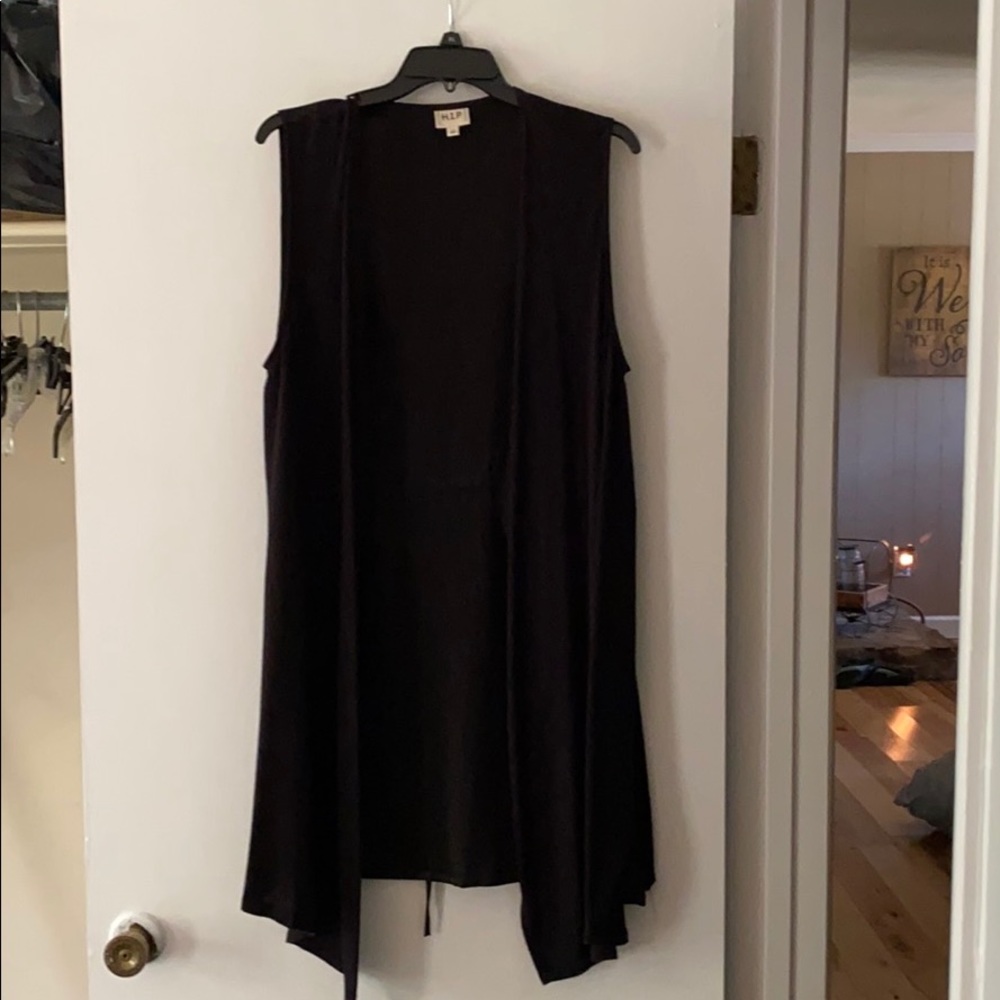 Black sleeveless kimono